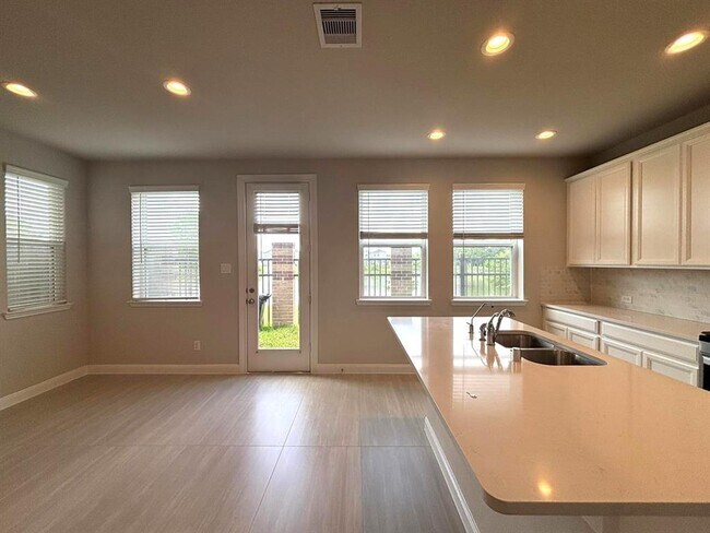 Building Photo - 9814 Magnolia Village Ln