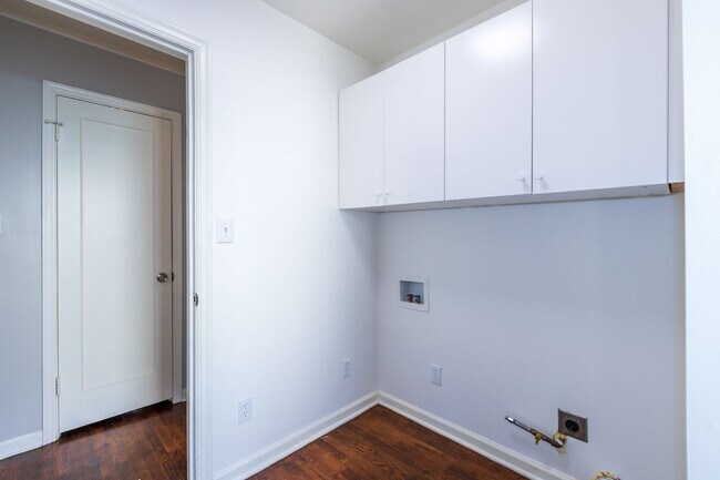 Building Photo - Beautiful Brookside duplex unit - NO PETS