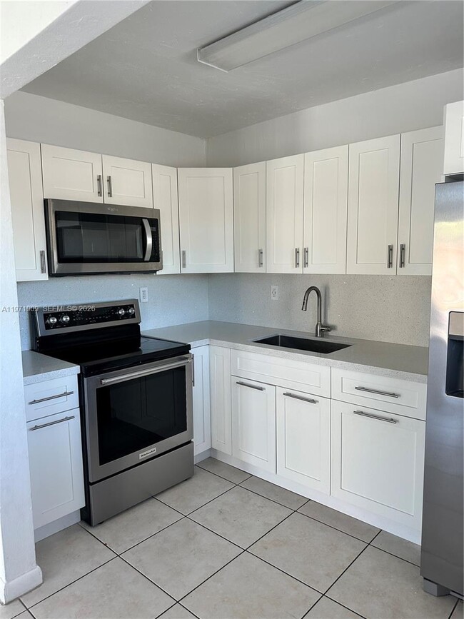 Building Photo - 543 SW 37th Ave