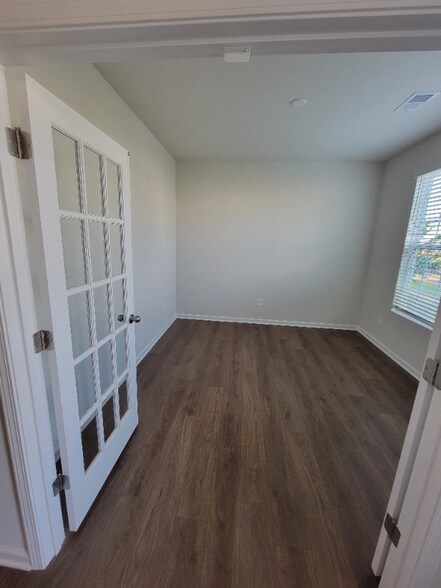 Building Photo - 15760 Country House St