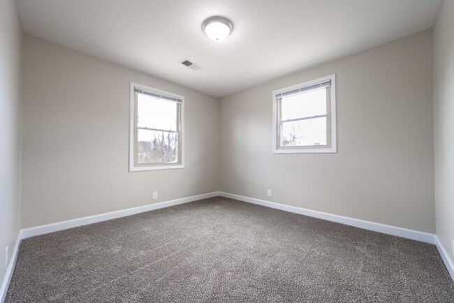 Building Photo - Look and Lease Special! $200 off rent!!!