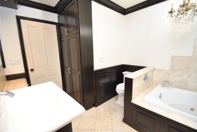 Building Photo - Stunning Colonial Revival in Bixby Knolls