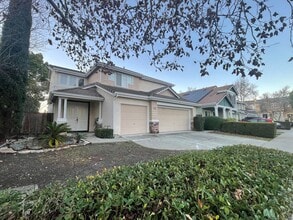 Building Photo - Wonderful Home Close to Shopping and Public Transportation.