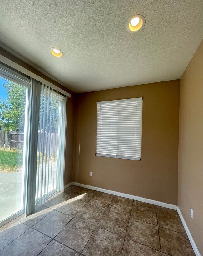 Building Photo - Available Now || 565 Peach Dr Chowchilla