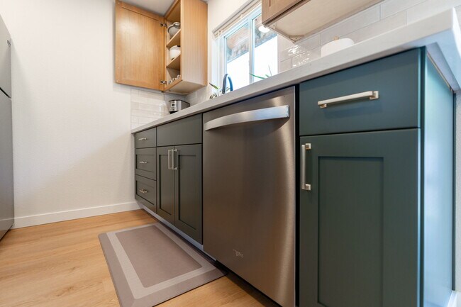 Building Photo - B Street