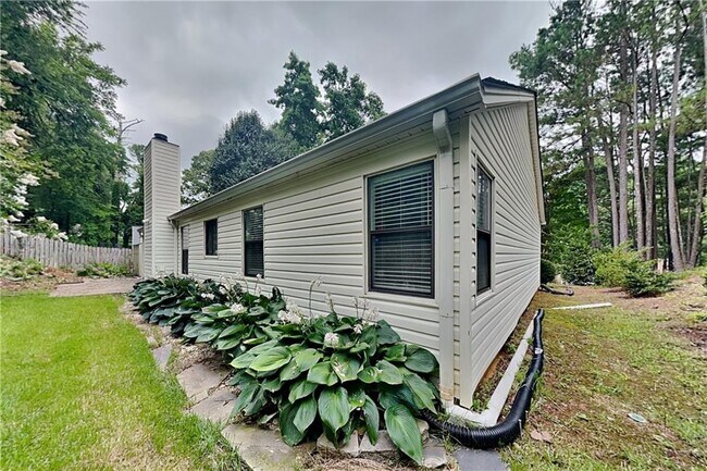 Building Photo - 815 Riverstone Ln