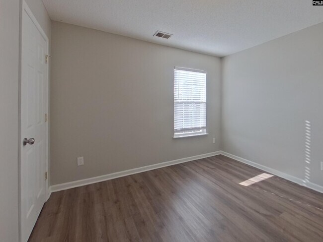 Building Photo - 349 Denman Loop