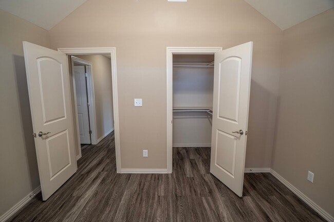 Building Photo - Spacious 3 Bedroom, 2 Bathroom home!