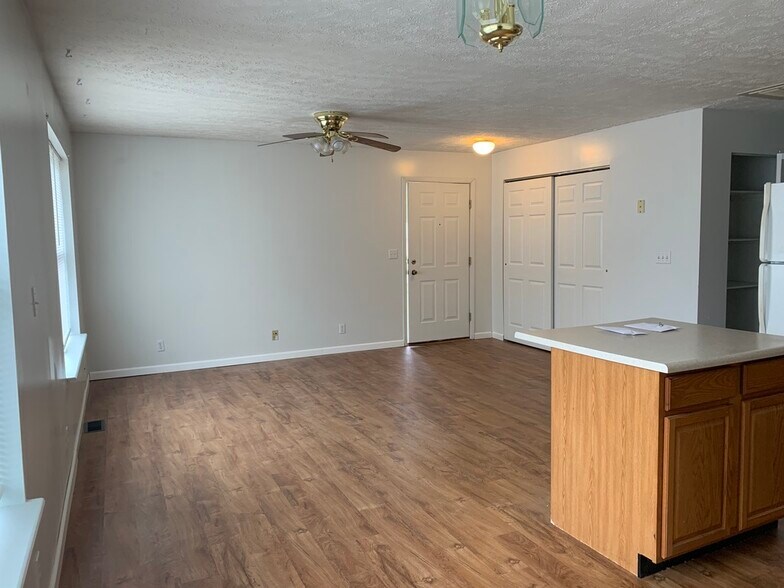 Building Photo - 225 Railroad St