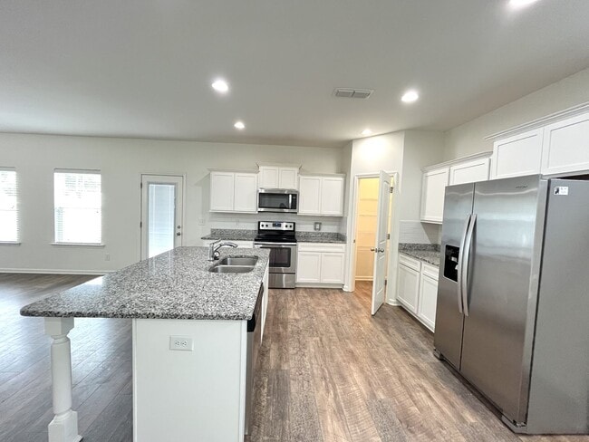 Building Photo - Huge home in Spring Hill!