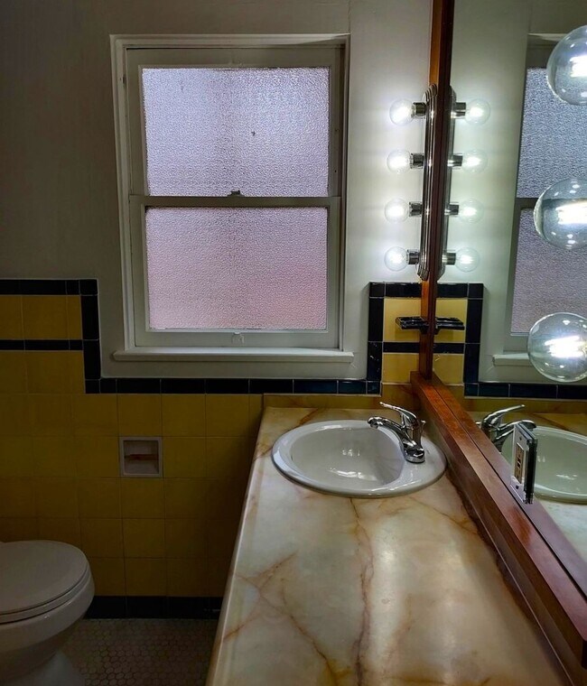 Building Photo - South Mission Hills/Midtown 2 Bed/2 with Views!