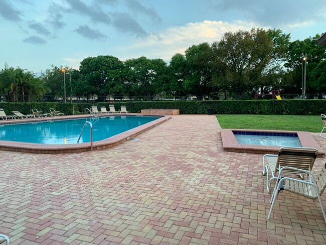 Building Photo - 4523 La Carmen Ct