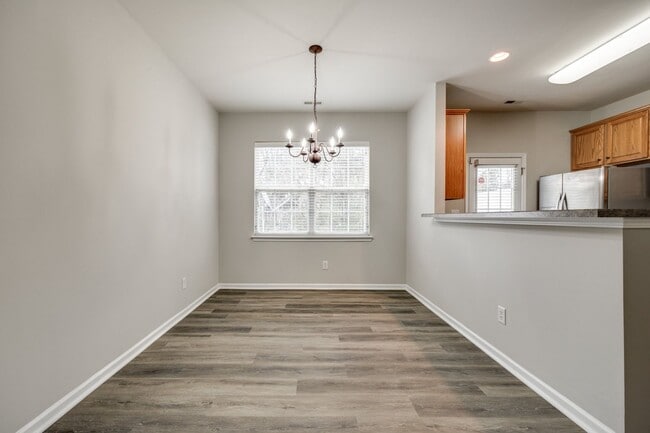 Building Photo - Location, Location, Location! 3 Bedroom 2....