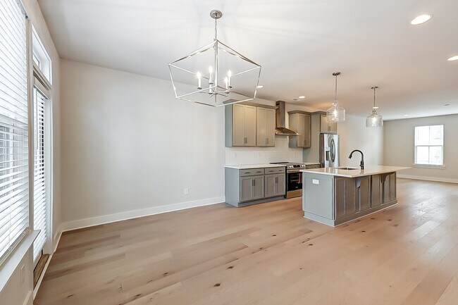 Building Photo - NEW TOWNHOME W/ ROOFTOP TERRACE @ 5West Te...