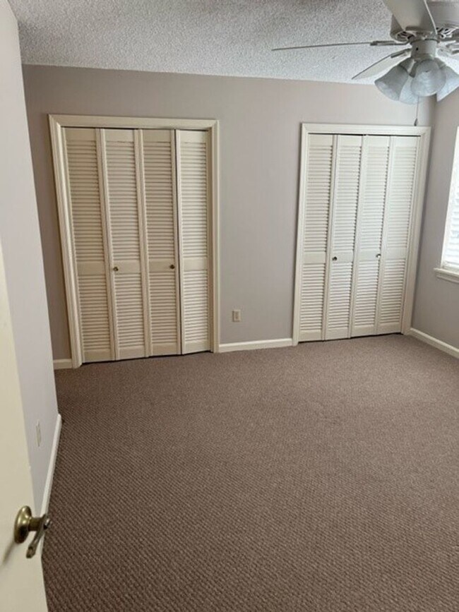 Building Photo - 165 Fox Run