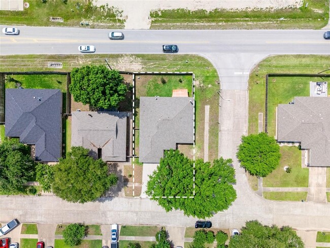 Building Photo - 22142 Pearl Lake Dr