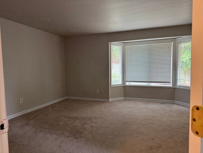 Building Photo - Beautiful Tri-level 3 beds, 2.5 baths plus...