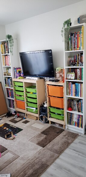 Building Photo - 1121 Dixon Cir