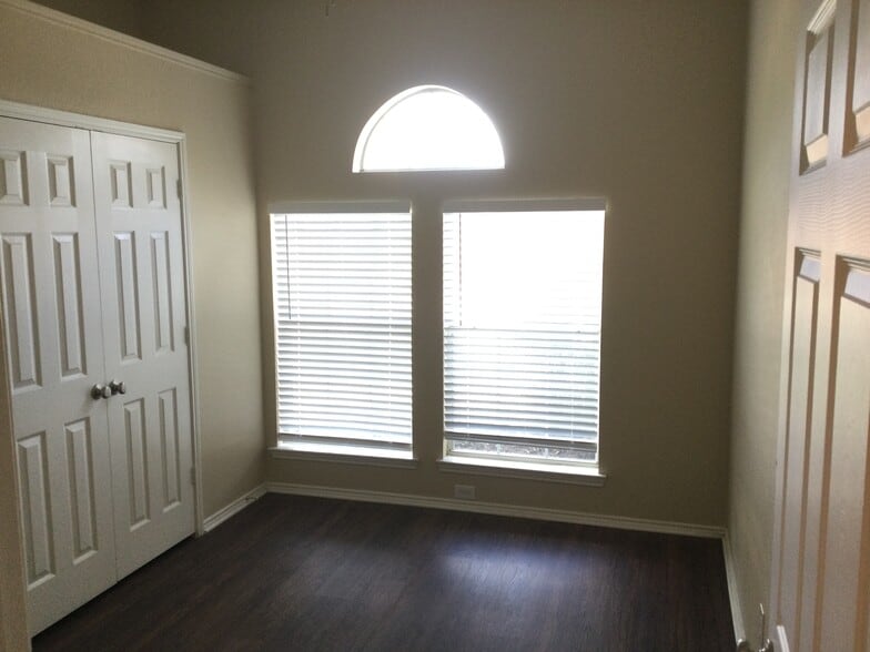 Building Photo - 223 Dartmouth Dr