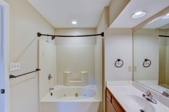 Building Photo - 922 Willow Point