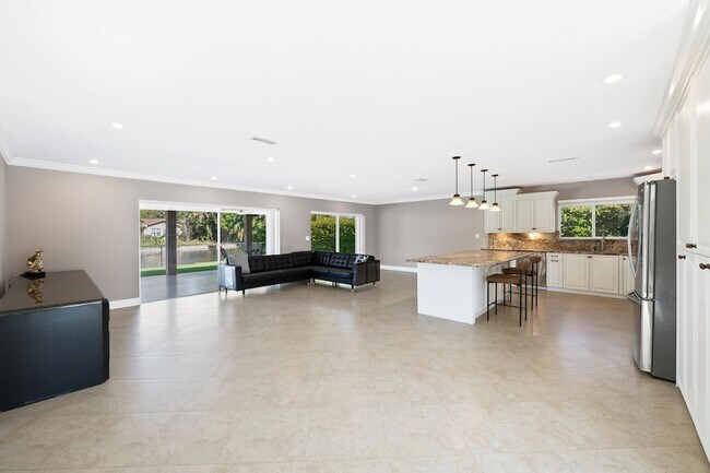 Building Photo - 1120 Renmar Dr