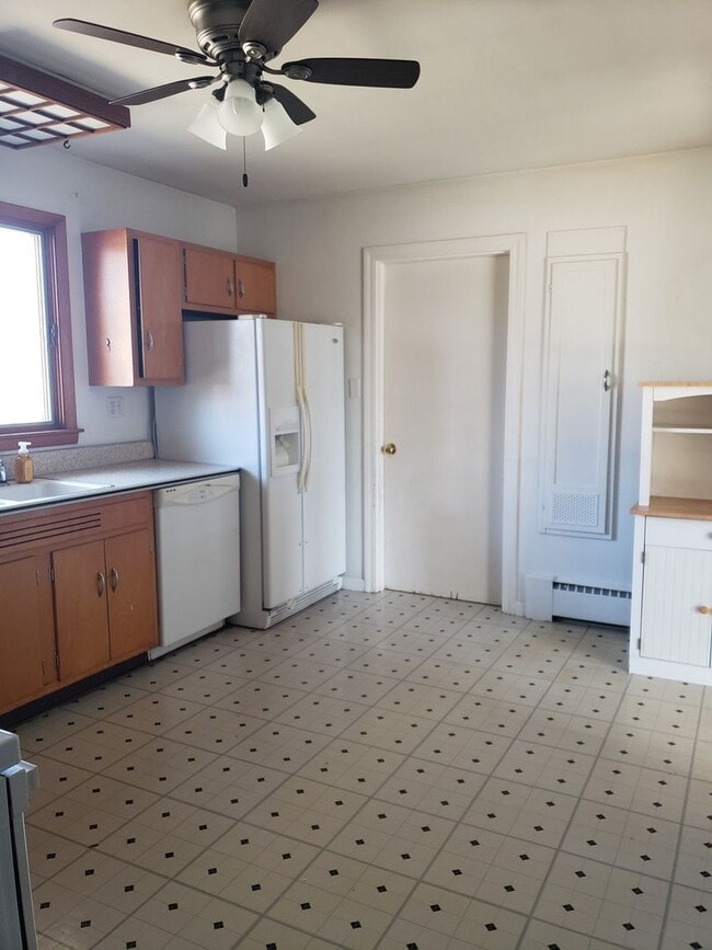 Building Photo - 3 BD Ranch with THREE garages