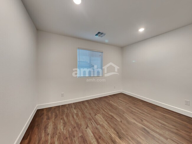 Building Photo - 132 Charmante Tulip Ln