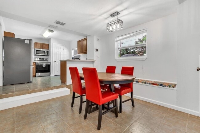 Building Photo - 612 Mockingbird Dr