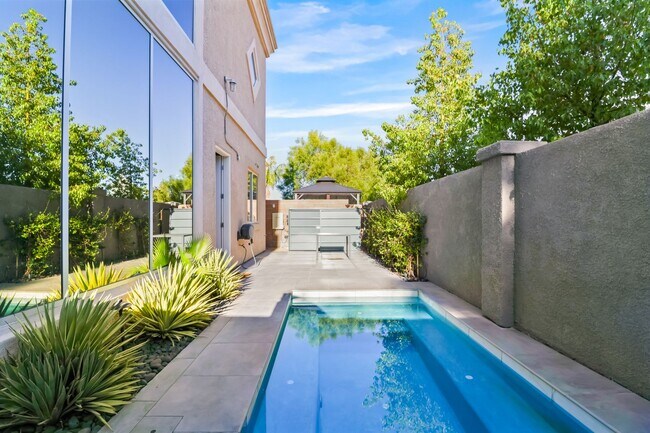 Building Photo - SW!!!  Pool!!! With jets!! Low Maintenance...