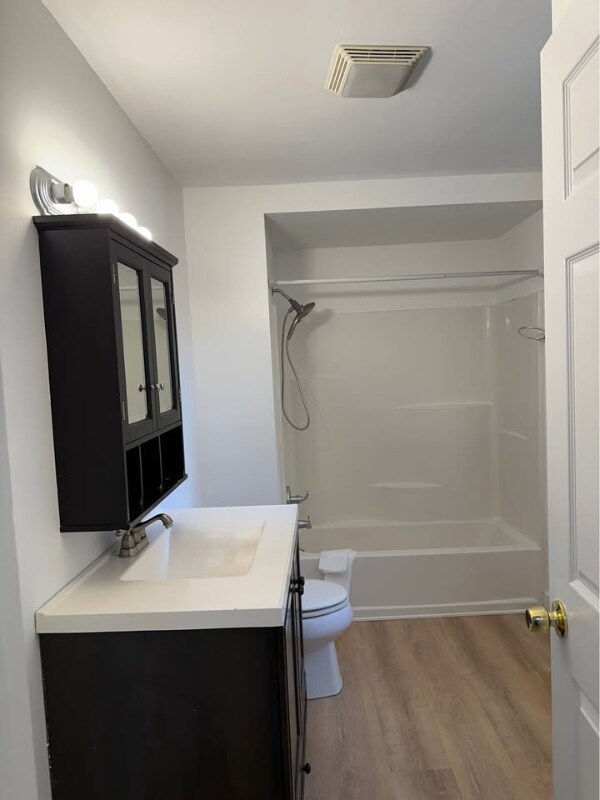 Building Photo - 5 Lake Ave