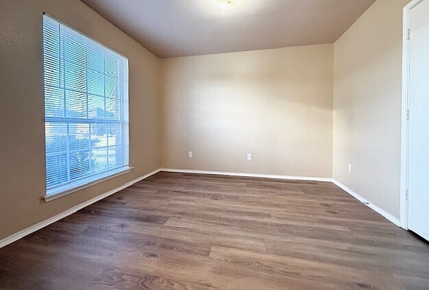 Building Photo - Beautifully Designed Home New Flooring throughout
