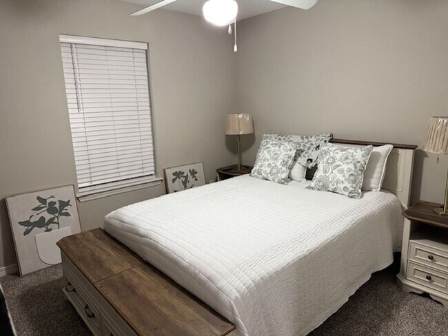 Building Photo - 1833 Sundown Dr