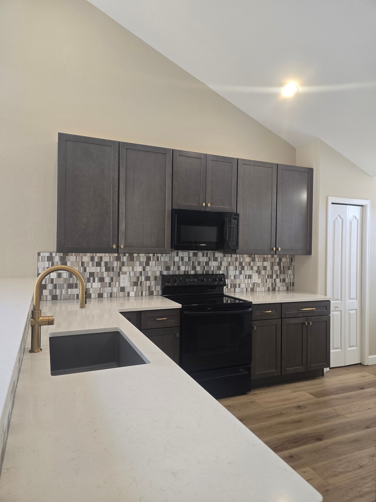 Building Photo - 401 Sand Cliff Ct