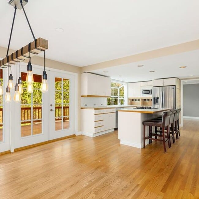 Building Photo - Secluded Lake Sammamish 3 bedroom plus bon...