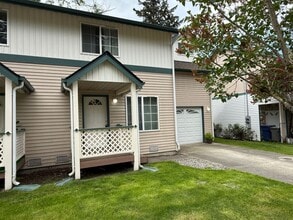 Building Photo - Spacious 3 bedroom townhome on cul-de-sac