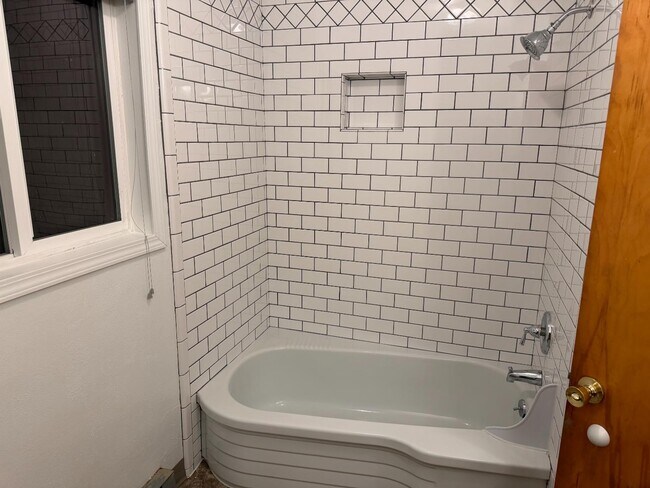 Building Photo - 1915 SE Debord St