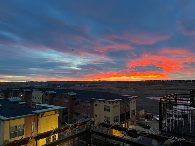 Building Photo - Charming 2 Bed, 2 Bath Top-Floor Condo with Great Sunrise Views