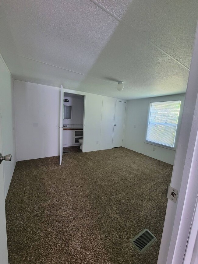 Building Photo - Ready to Move in