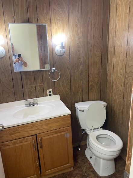 Building Photo - 7100 Karen Ln