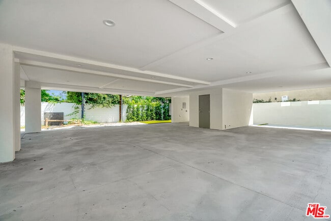 Building Photo - 11611 Burbank Blvd