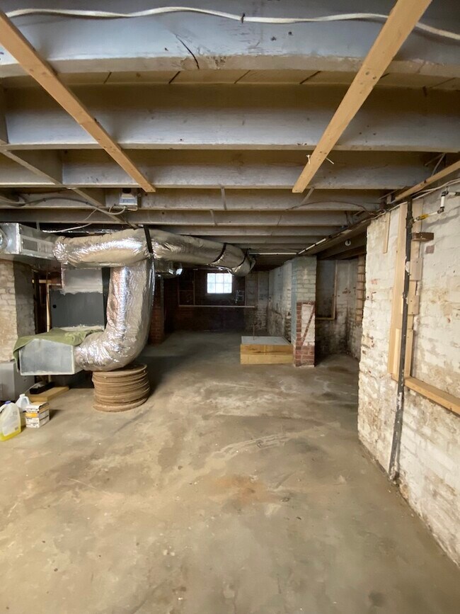 Building Photo - 407 W Carver St