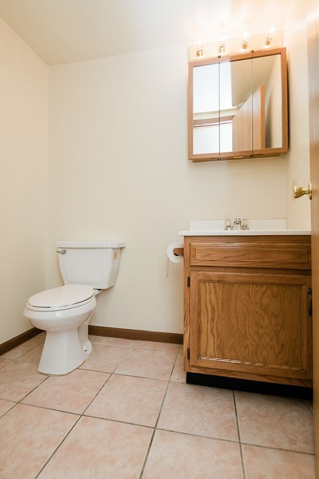 Building Photo - 2 bedroom / 1.5 bathroom Townhome in Chest...