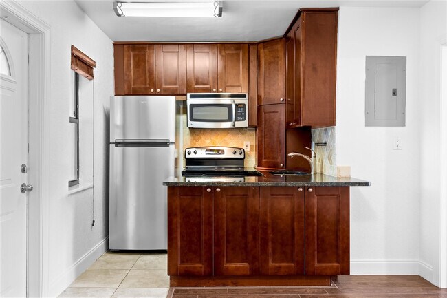 Building Photo - 413 SE 16th St