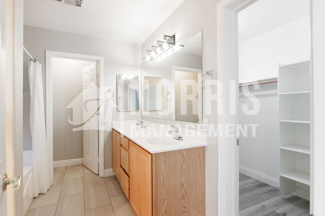 Building Photo - 1553 E Alba Dr