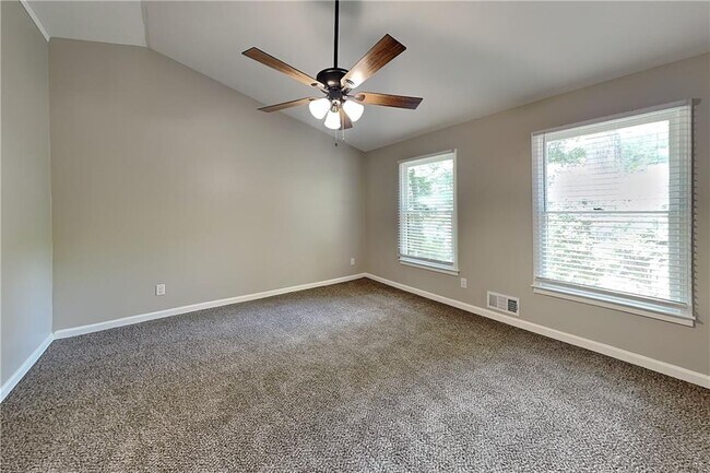 Building Photo - 1100 Lake Dr