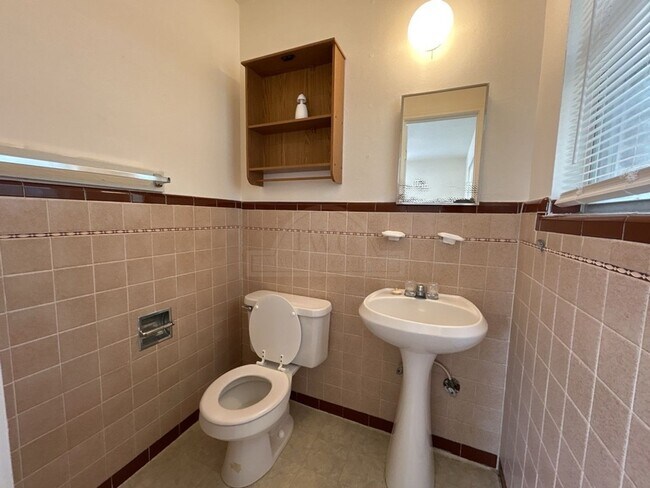 Building Photo - 2134 Circle Dr