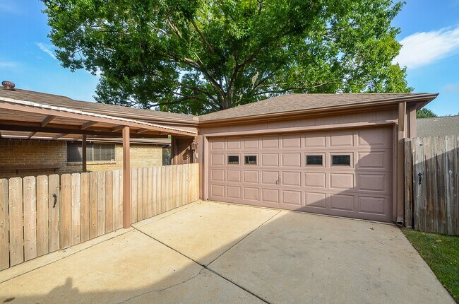 Building Photo - 3027 Colonial Dr