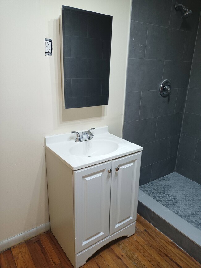 Building Photo - 471 Logan Ave