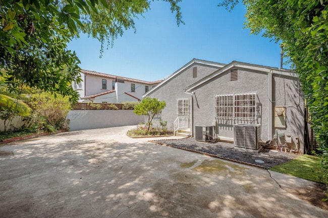 Building Photo - 542 N Sierra Bonita Ave