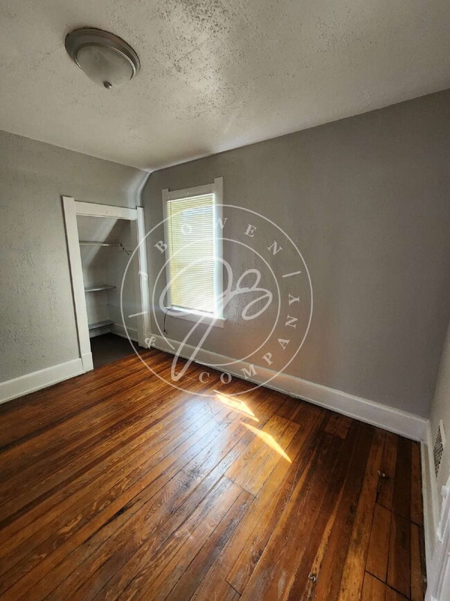 Building Photo - 3 bed 1 bath with bonus room on 1st floor